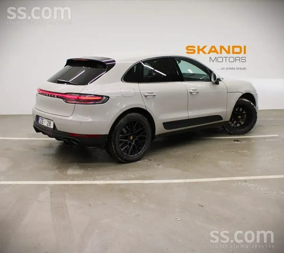 PORSCHE MACAN