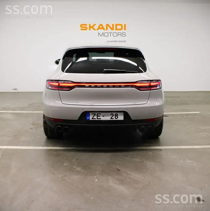 PORSCHE MACAN