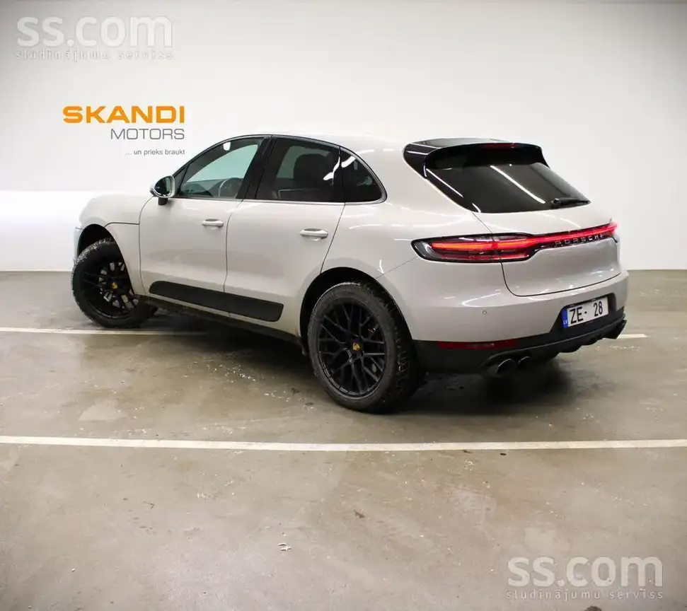 PORSCHE MACAN