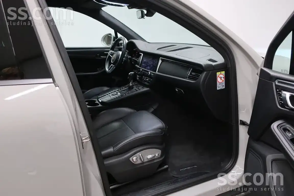 PORSCHE MACAN