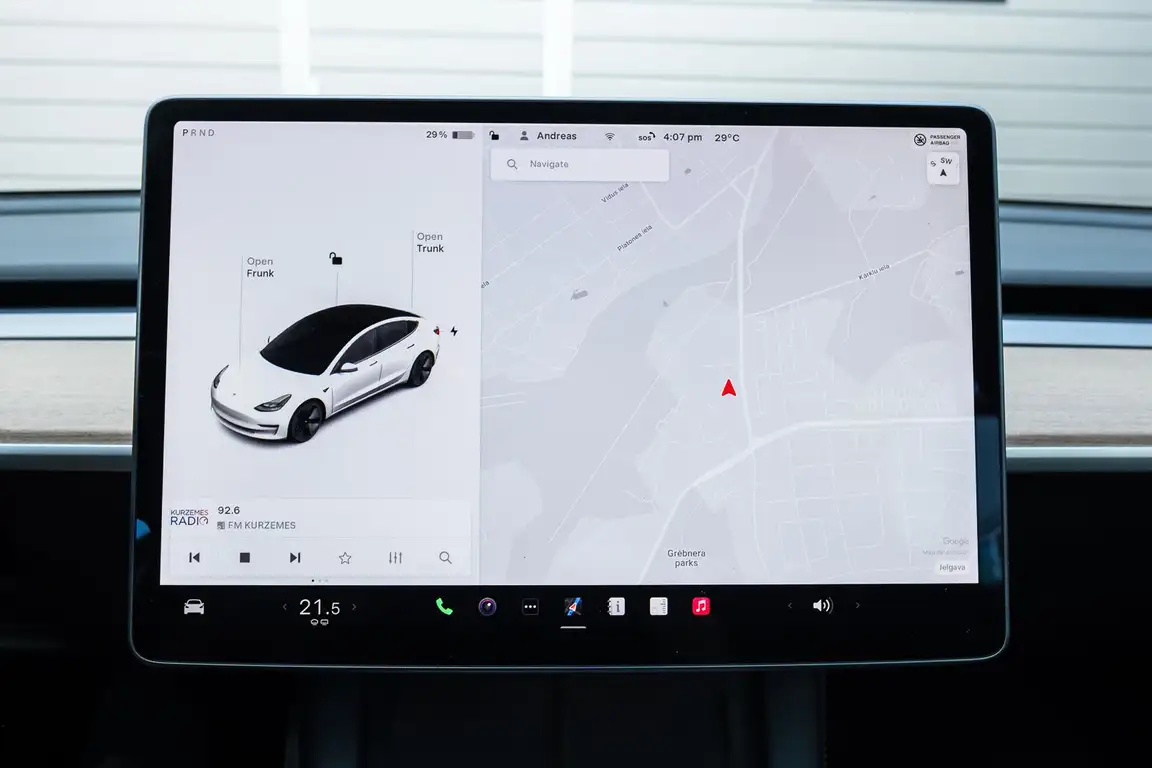 TESLA MODEL 3