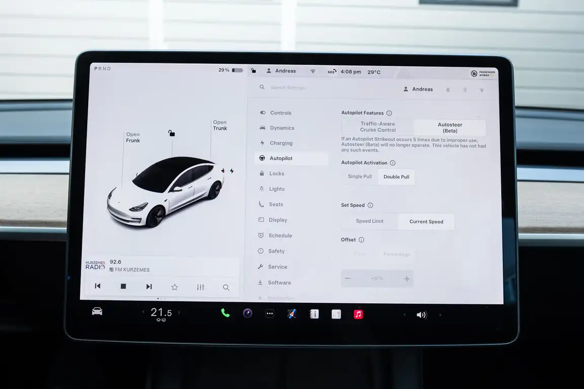 TESLA MODEL 3
