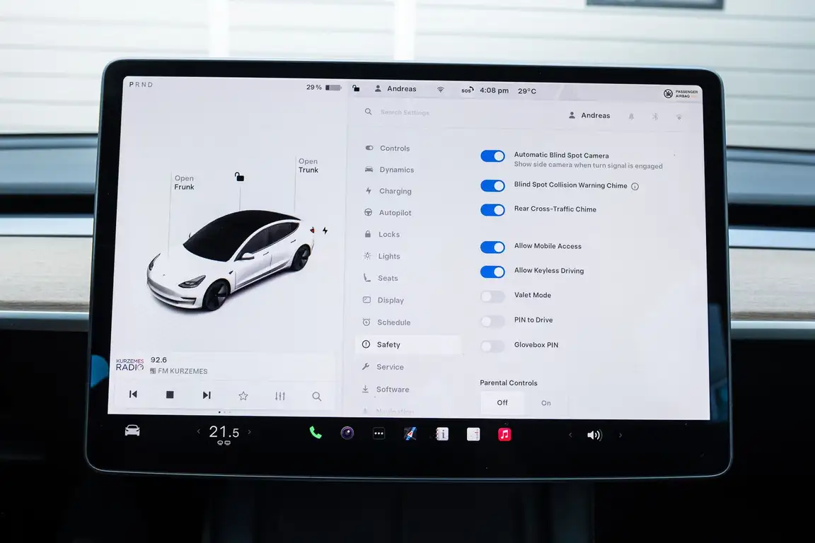 TESLA MODEL 3