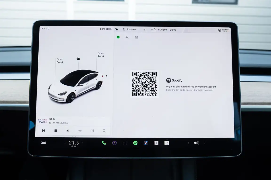 TESLA MODEL 3