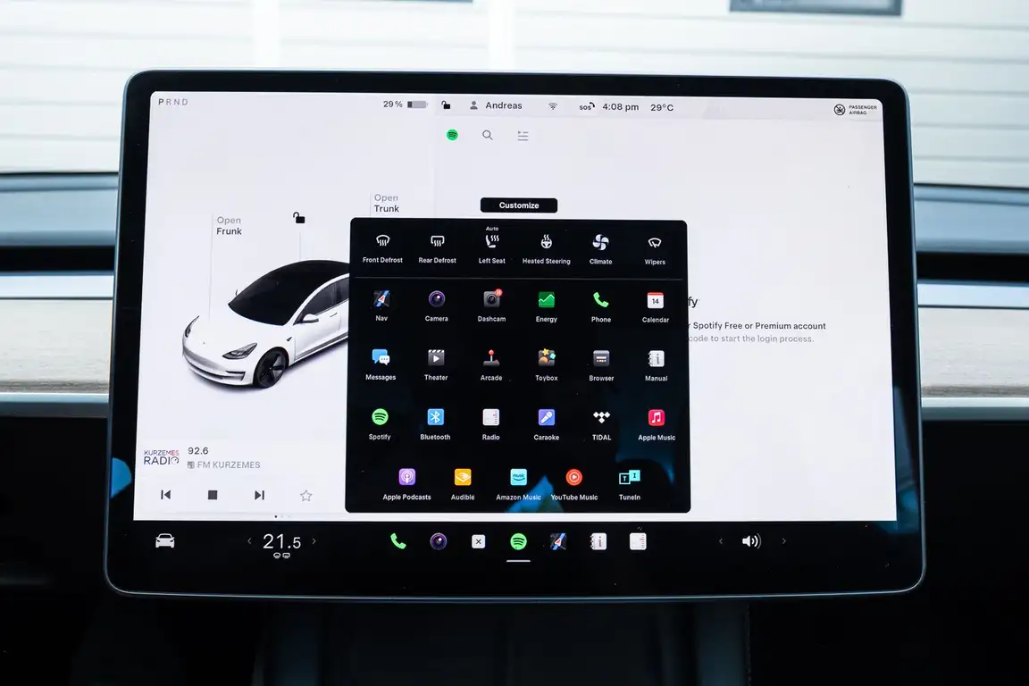 TESLA MODEL 3