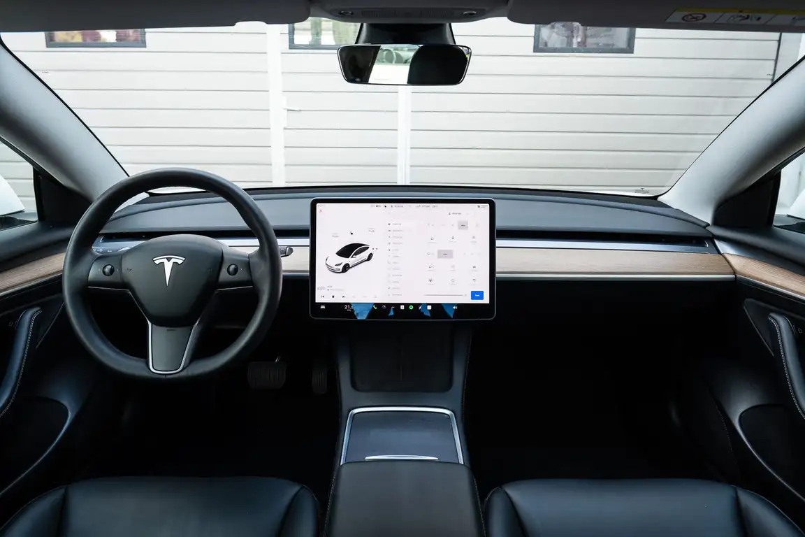 TESLA MODEL 3