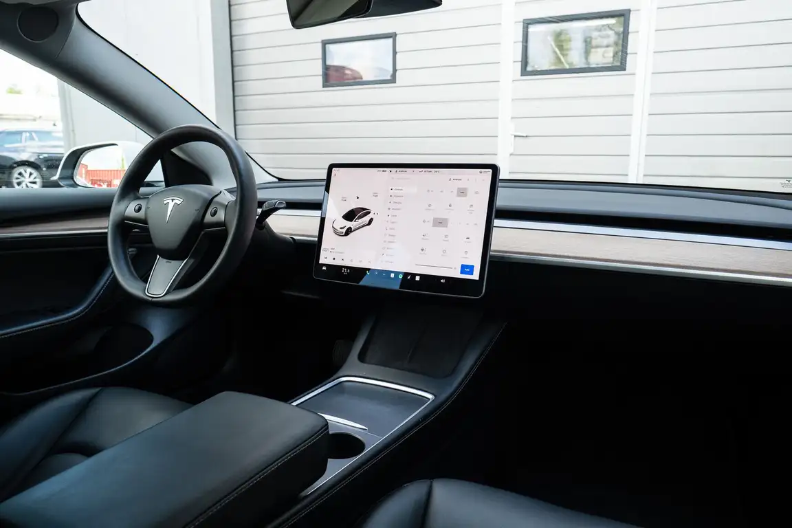 TESLA MODEL 3