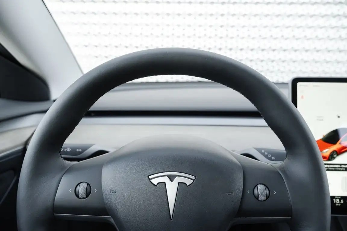 TESLA MODEL 3