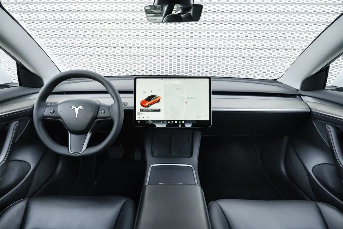 TESLA MODEL 3
