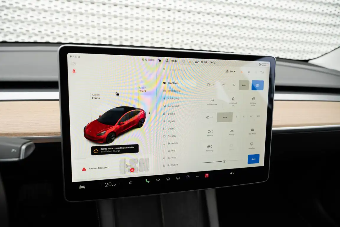 TESLA MODEL 3