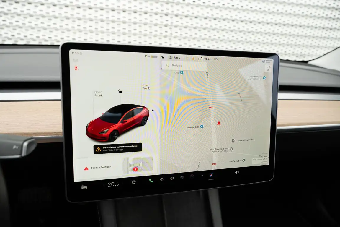 TESLA MODEL 3
