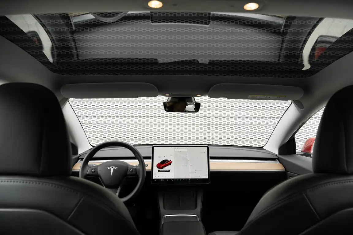 TESLA MODEL 3