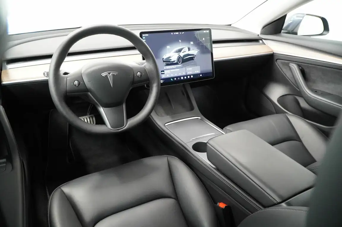 TESLA MODEL 3
