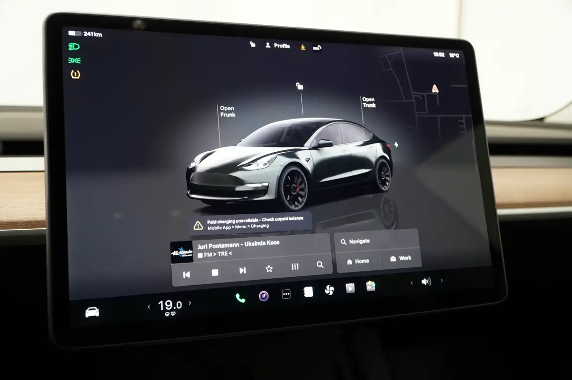 TESLA MODEL 3