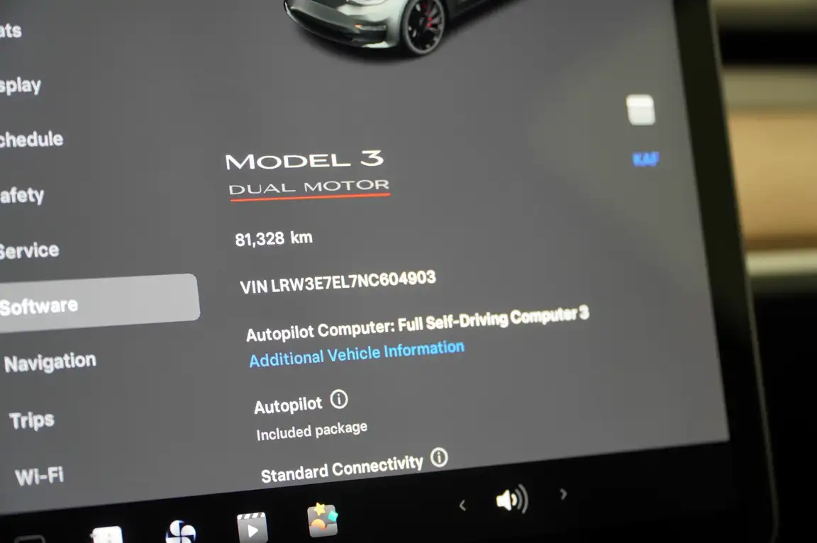 TESLA MODEL 3