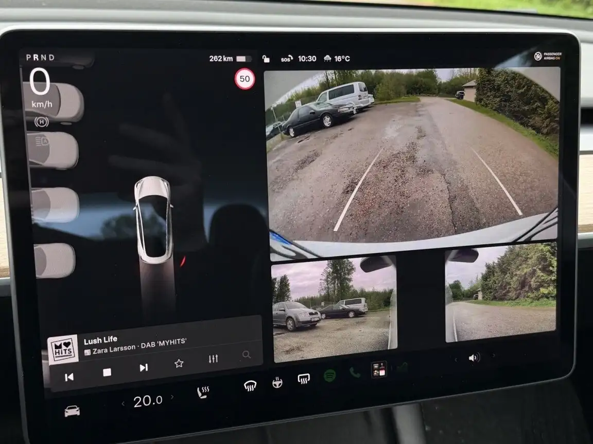 TESLA MODEL 3