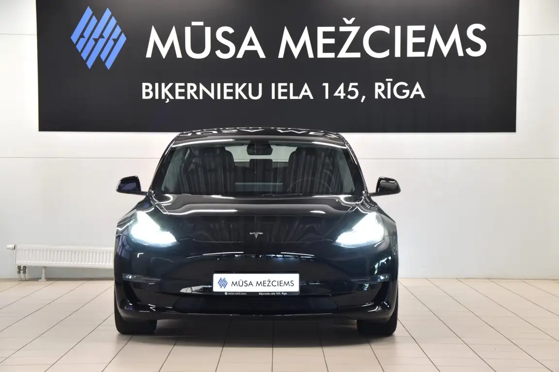 TESLA MODEL 3