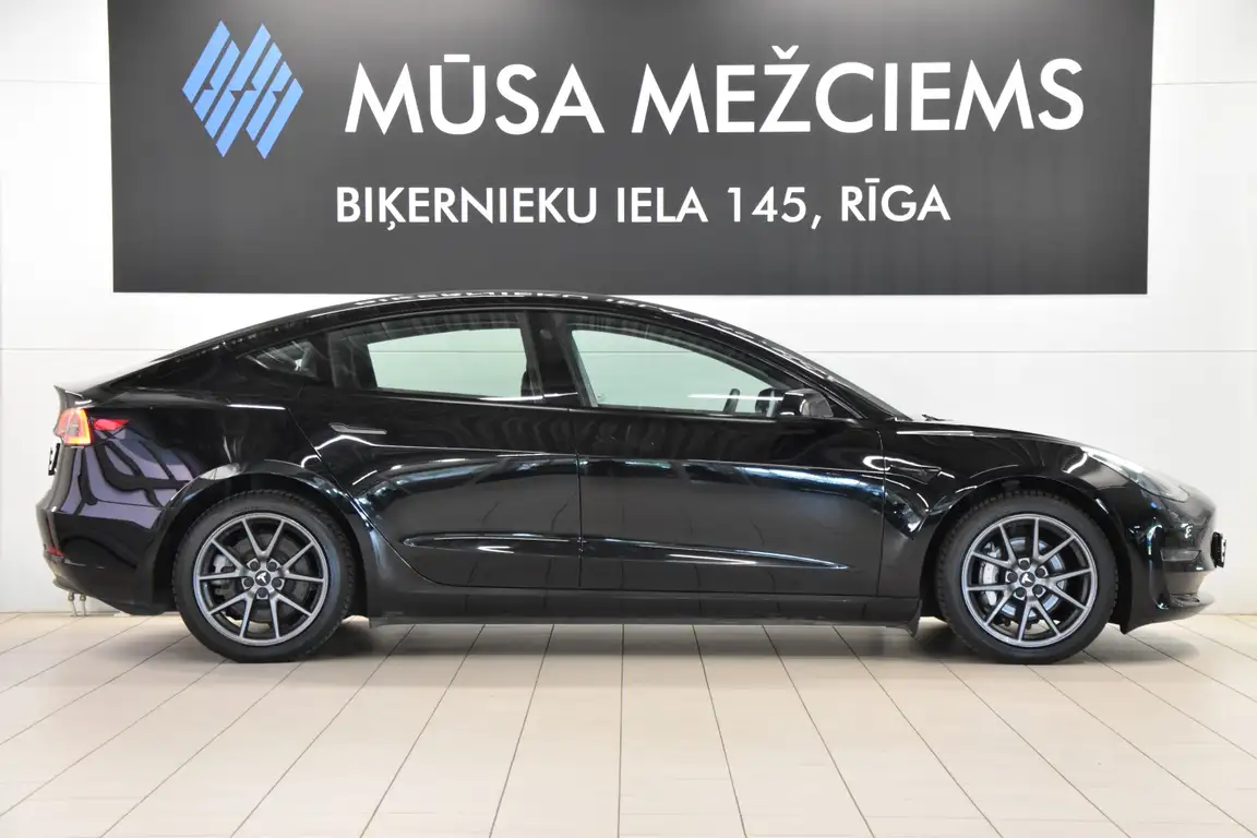 TESLA MODEL 3