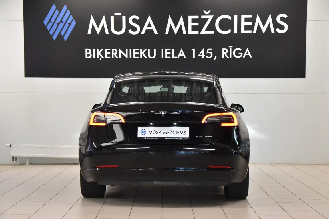 TESLA MODEL 3