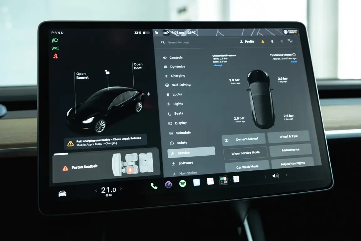 TESLA MODEL 3
