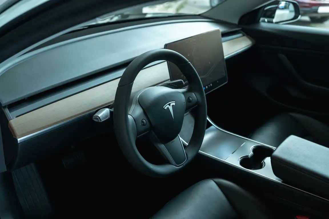 TESLA MODEL 3