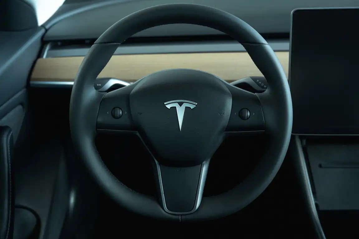 TESLA MODEL 3