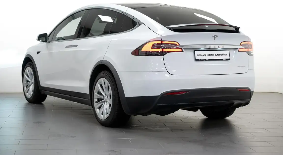 TESLA MODEL X
