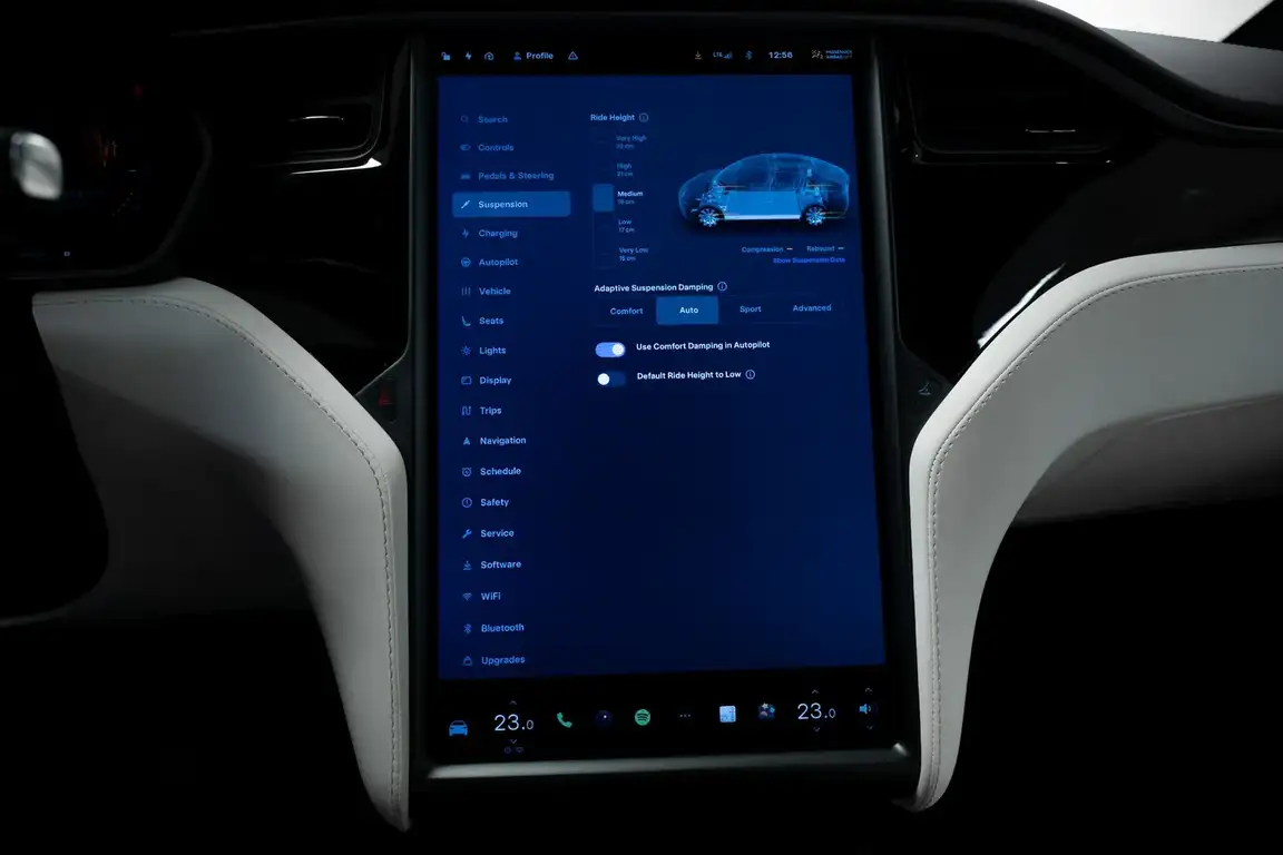 TESLA MODEL X