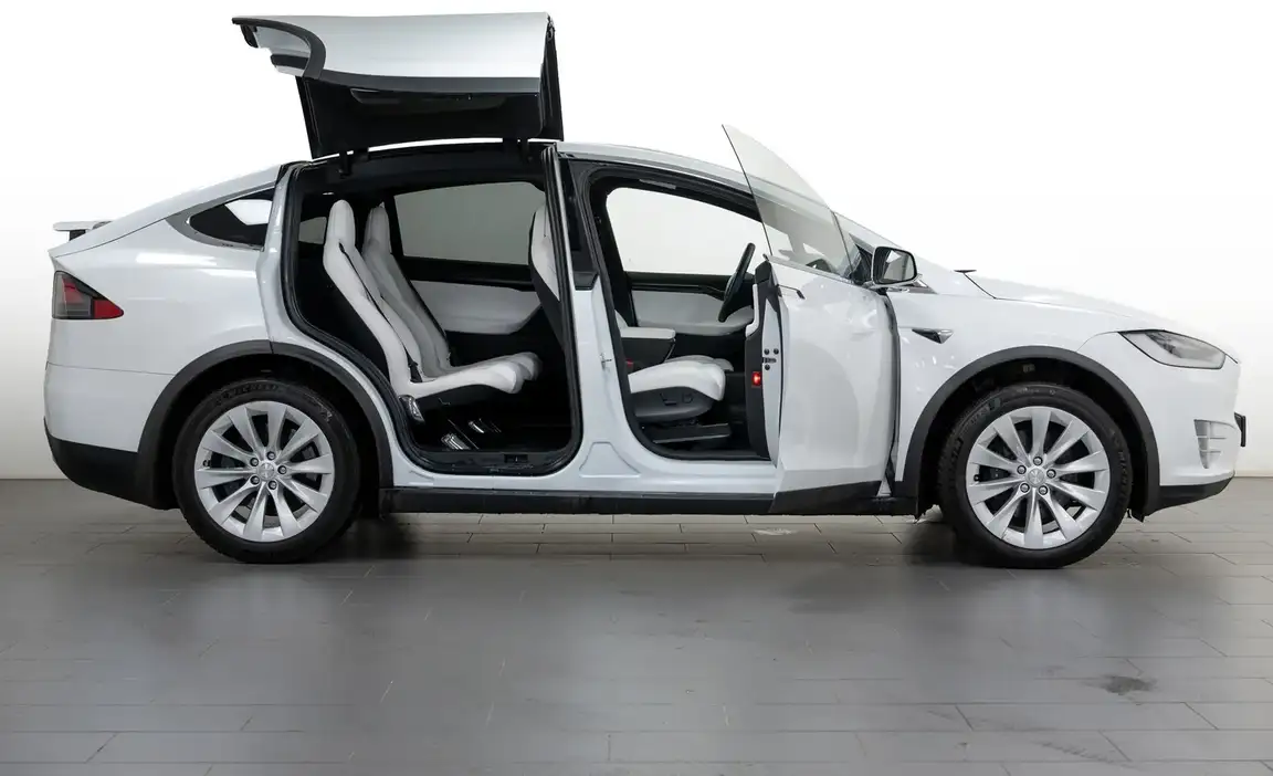 TESLA MODEL X