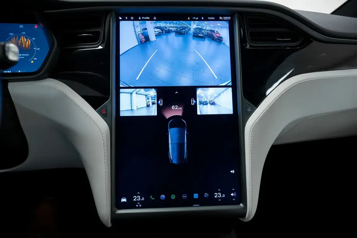 TESLA MODEL X