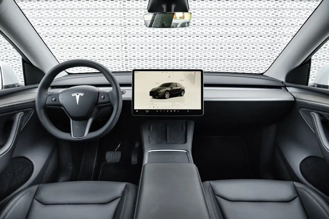 TESLA MODEL Y