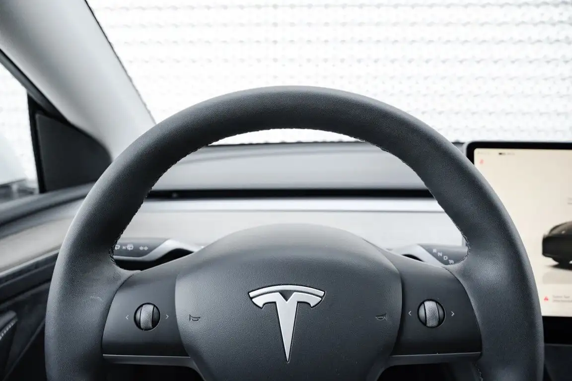 TESLA MODEL Y