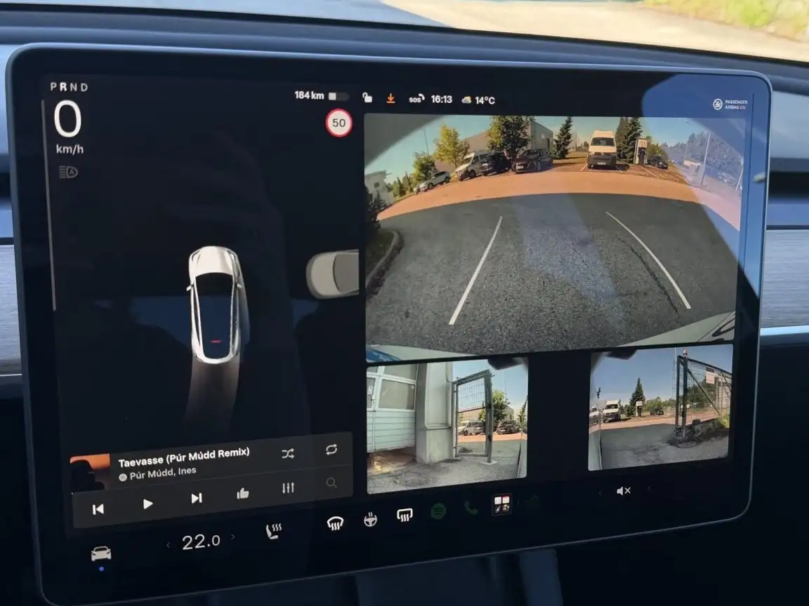TESLA MODEL Y