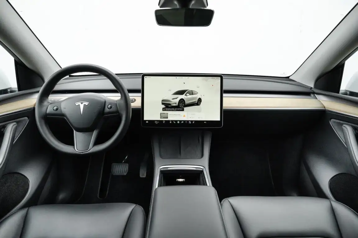 TESLA MODEL Y