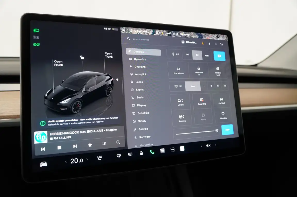 TESLA MODEL Y