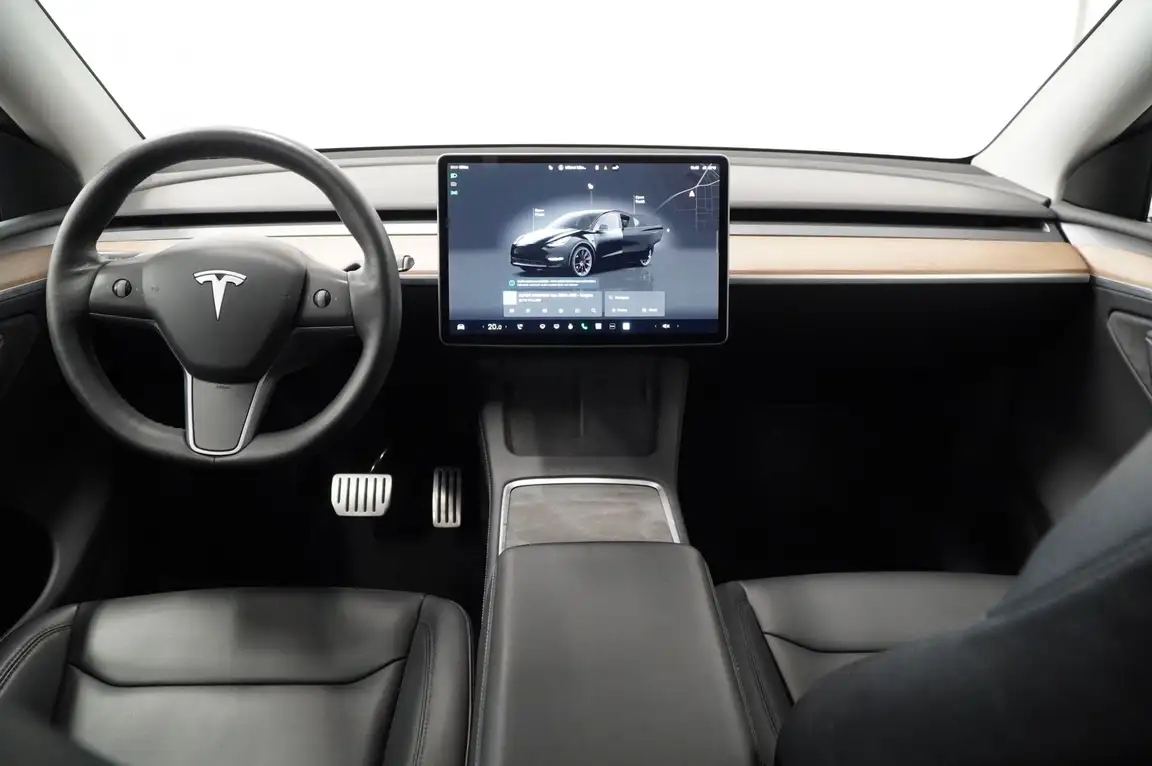 TESLA MODEL Y