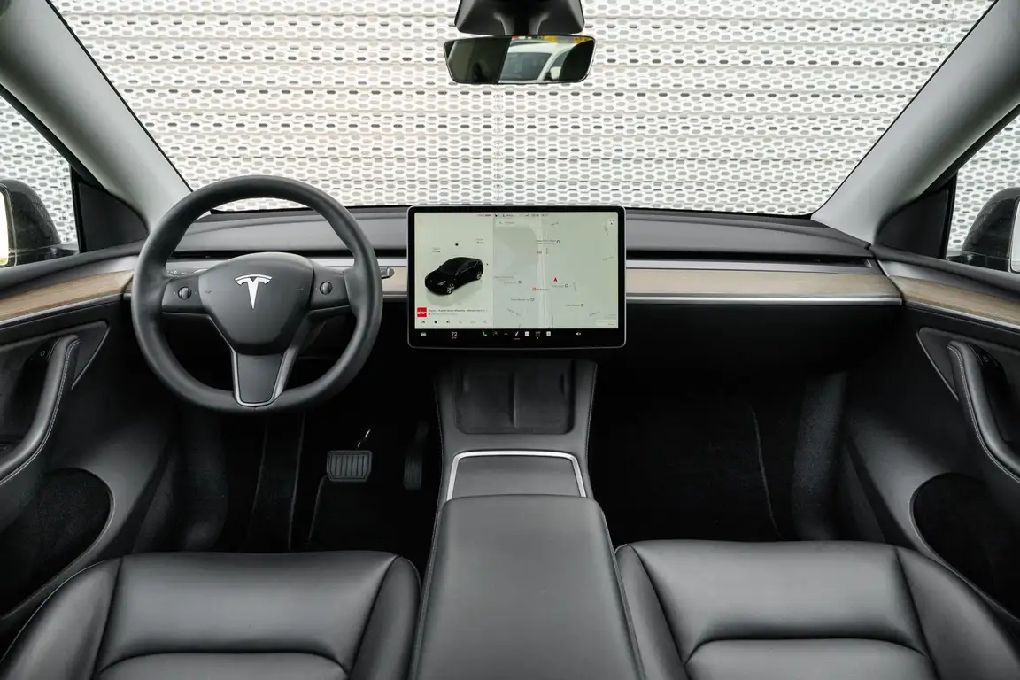 TESLA MODEL Y