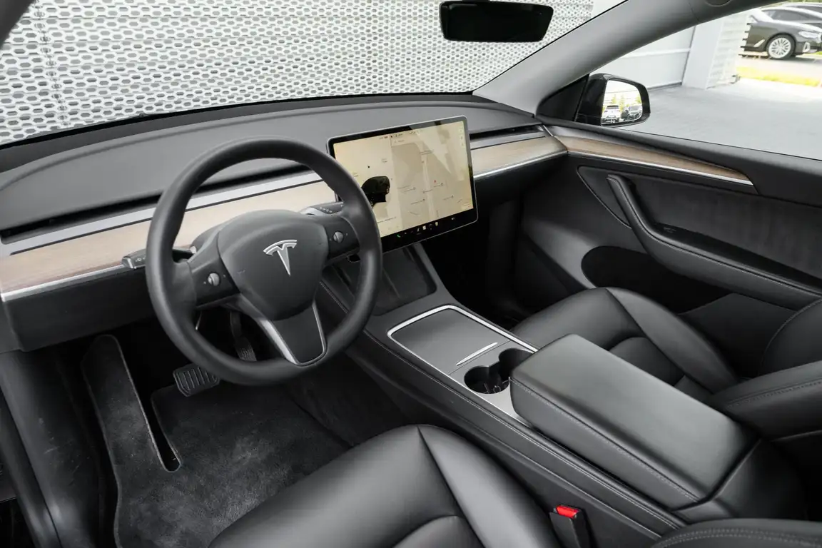 TESLA MODEL Y