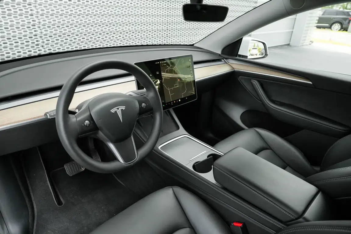 TESLA MODEL Y