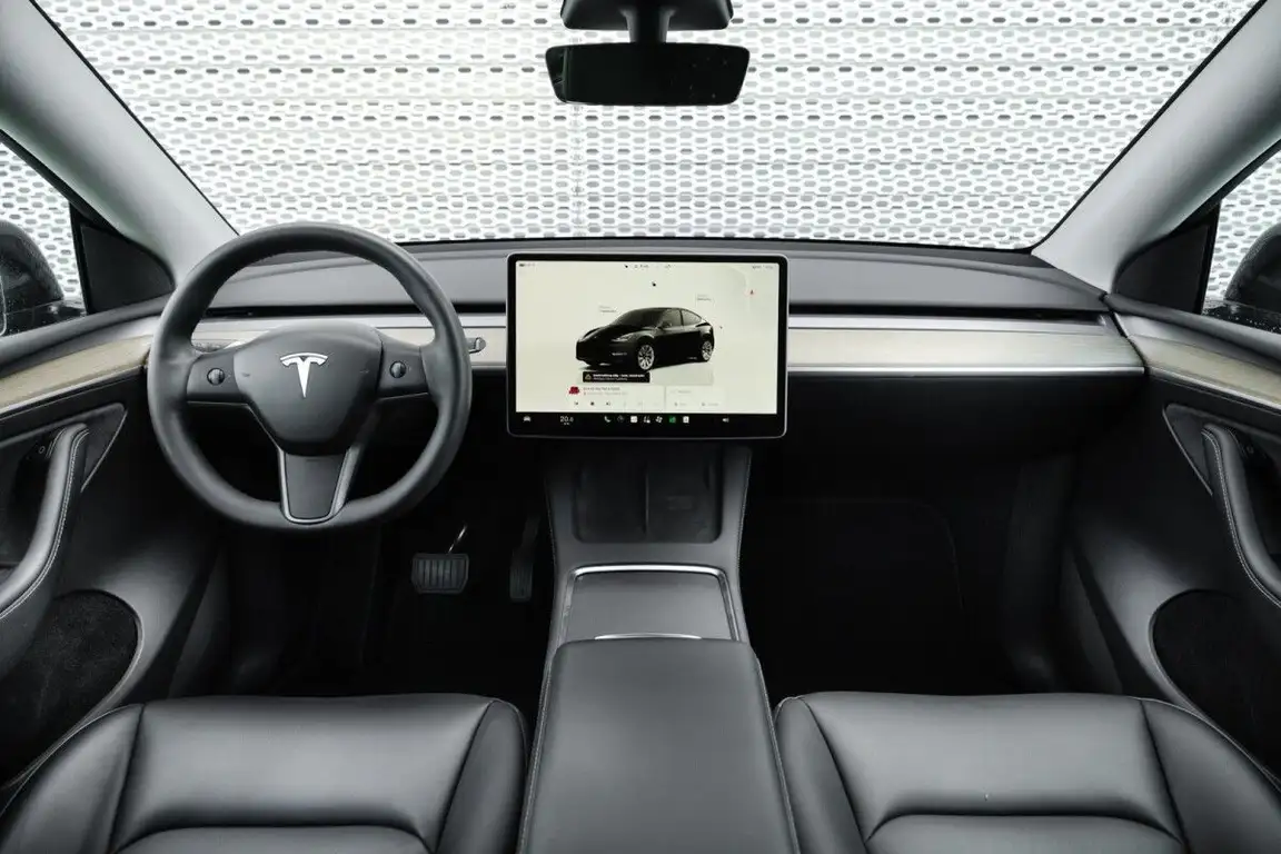 TESLA MODEL Y