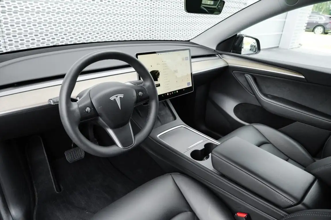 TESLA MODEL Y