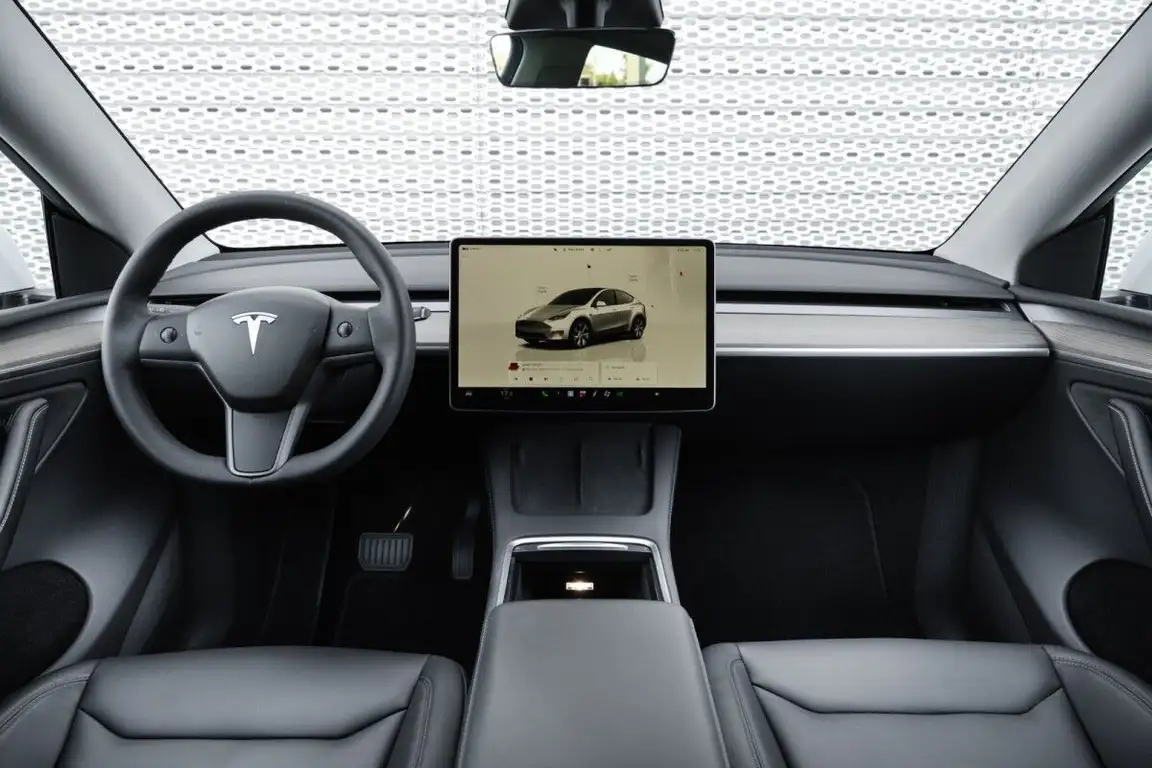 TESLA MODEL Y