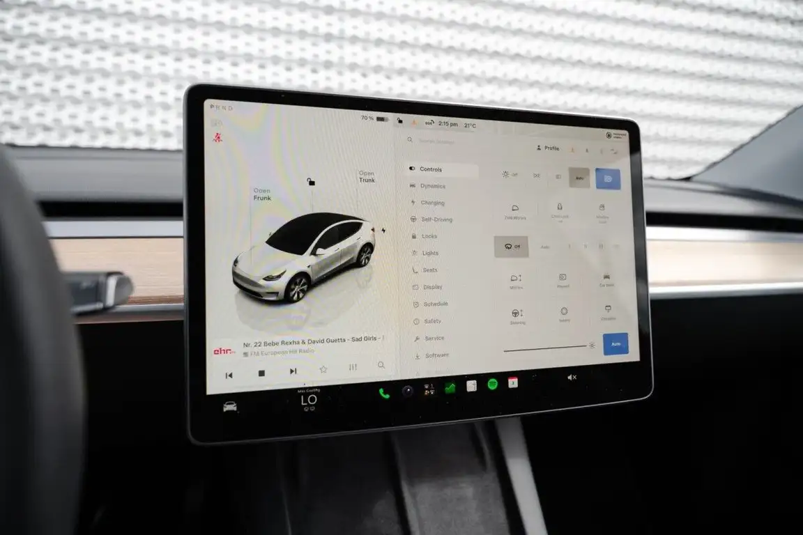 TESLA MODEL Y