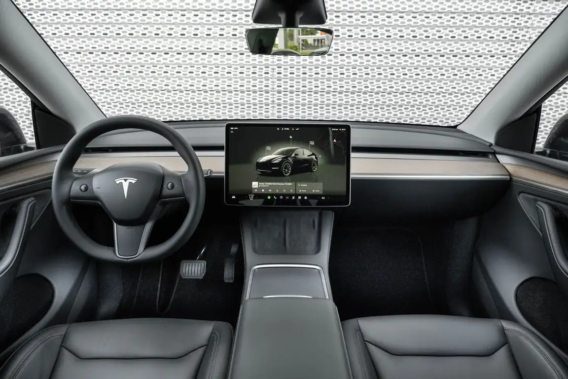 TESLA MODEL Y