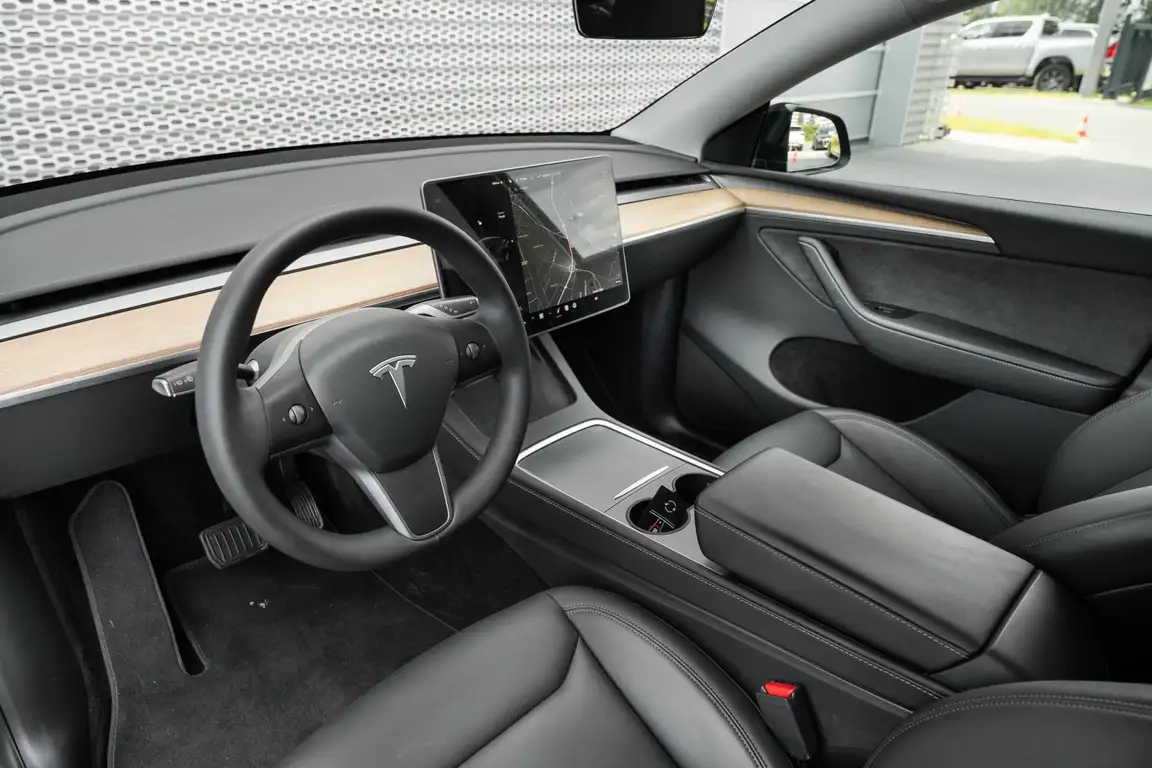 TESLA MODEL Y