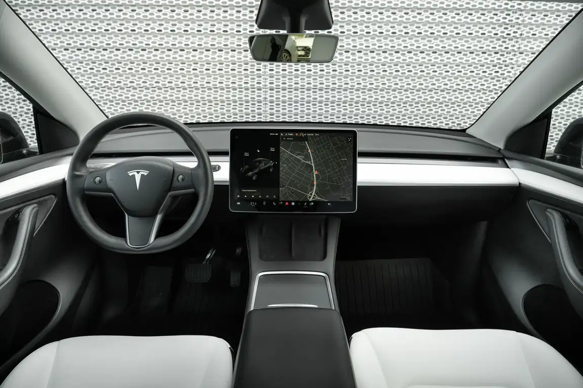 TESLA MODEL Y