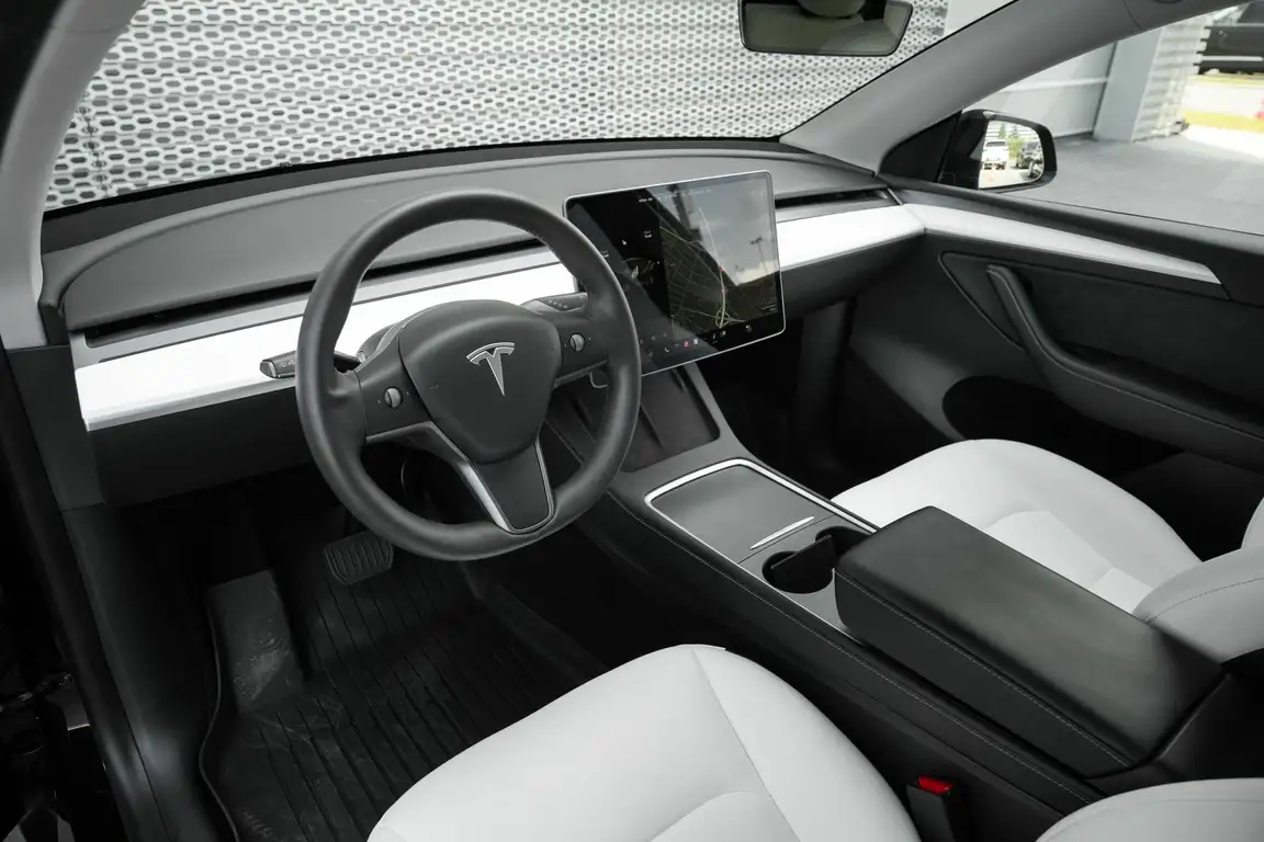 TESLA MODEL Y