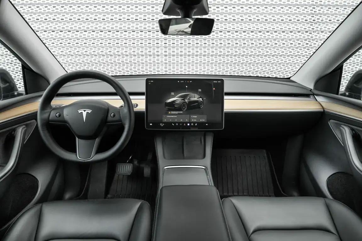 TESLA MODEL Y