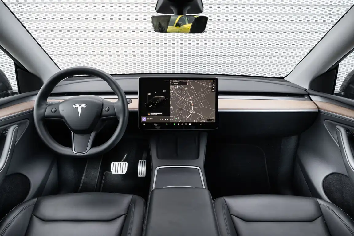 TESLA MODEL Y