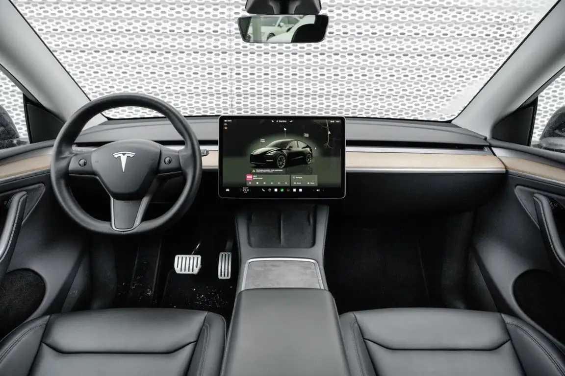 TESLA MODEL Y
